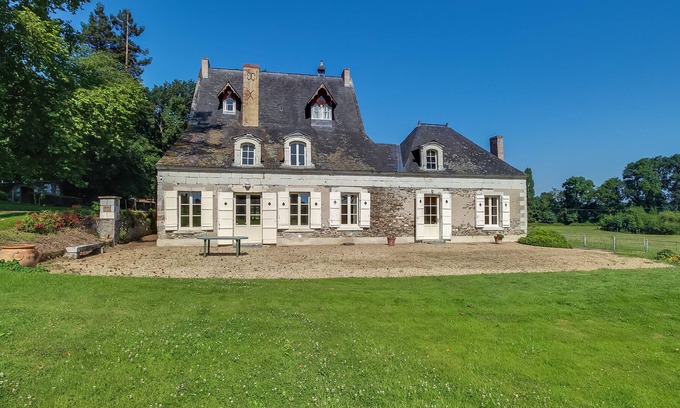 Montreuil-Juigne Autre | Holiday Home 'Gîte De Charme Bord De La Mayenne' with Shared Terrace and Wi-Fi