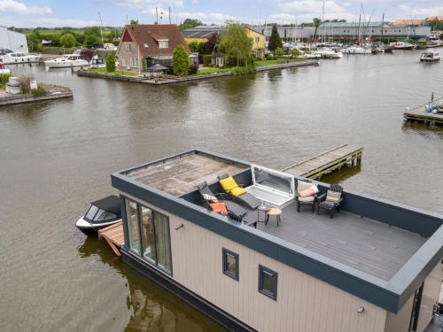 Woudsend Maison | Holiday Home Harboursuite 2 incl- motorboot by Interhome