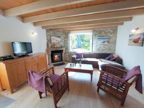 Cleder Maison | Holiday Home in Cléder near Amiets Beach