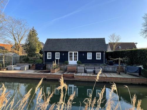 Cothen Chalet De Ski | Holiday Home in Cothen by the Waterfront
