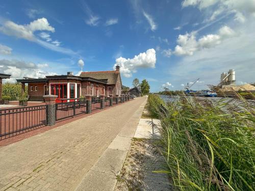 Jistrum Maison | Holiday Home in Friesland near Canal & Lake