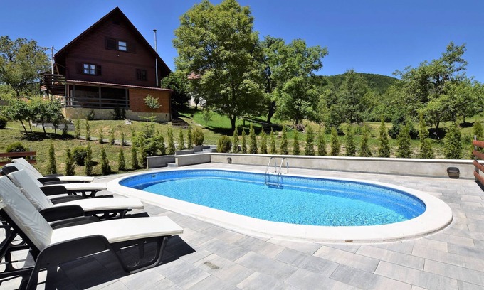 Brod Moravice Maison | Holiday Home in Gorski Kotar with Pool