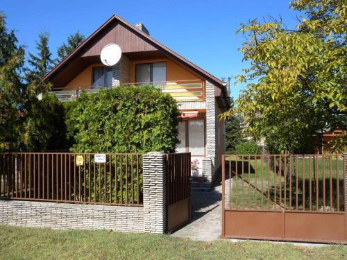 Balatonkeresztur Maison | Holiday home in Balatonmariafürdo 19321