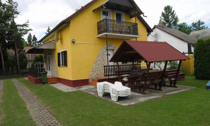 Balatonkeresztur Maison | Holiday home in Balatonmariafürdo 19426