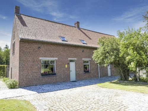 Vleteren Maison | Holiday Home in Oostvleteren with Garden
