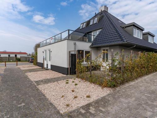 Offingawier Maison | Holiday Home in Sneek with Waterfront Jetty