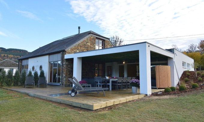 Stoumont Maison | Maison de vacances paisible avec jardin bar, billard, sauna et piscine intérieure privée à Stoumont