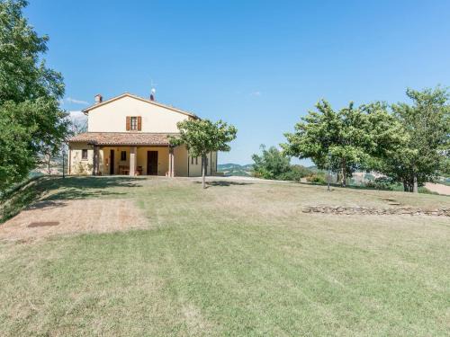 Urbania Maison | Holiday Home in Urbania with Hill Views