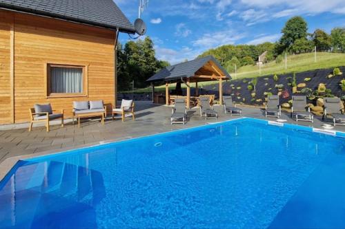 gmina Iwierzyce Maison | Holiday Home in Wi niowa with Pool and Forest