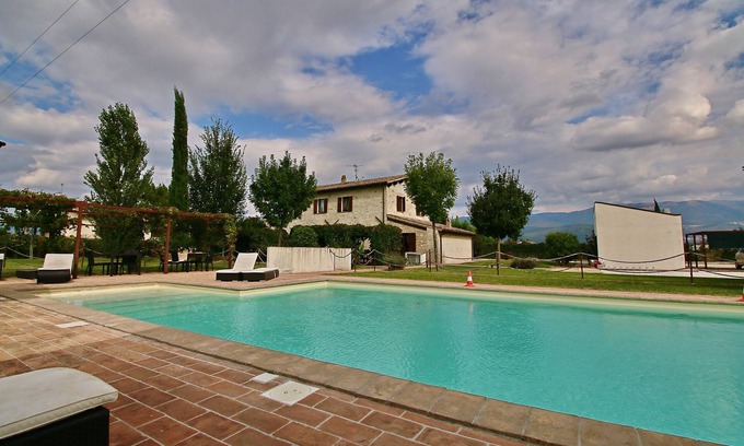 Foligno Maison | Appartement moderne sur la route de Foligno avec piscine