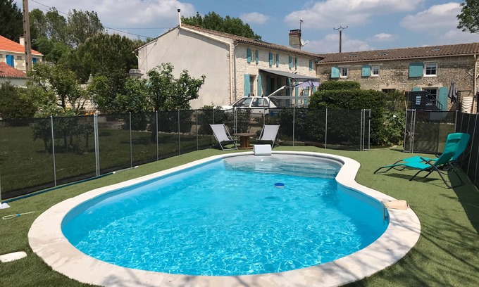 Saint-Crepin Maison | Holiday Home 'L'abricotier' with Shared Pool, Wi-Fi and Air Conditioning