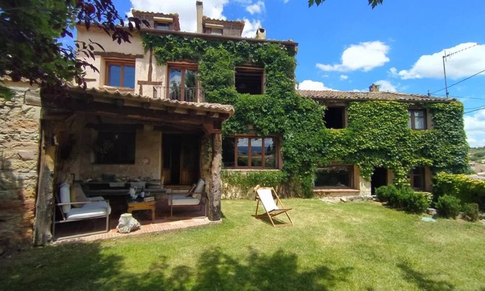 Requijada Maison | Holiday Home 'La Casa Del Herrero' with Mountain View, Private Garden and Wi-Fi