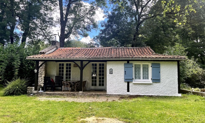 Varaignes Maison | Holiday Home 'La Cascade' with Lake View, Shared Pool and Private Terrace