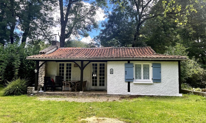 Varaignes Maison | Holiday Home 'La Cascade' with Lake View, Shared Pool and Private Terrace