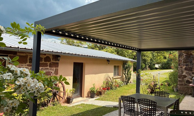 Villecomtal Maison | Holiday Home 'La Charrue' with Mountain View, Shared Pool and Wi-Fi
