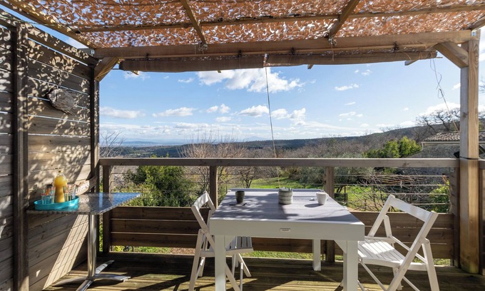 Salazac Maison | Maison de vacances 'La Chant Des Tongs - La Canopée' avec vue montagne, Wi-Fi et climatisation