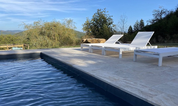 Saint-Izaire Maison | Maison de vacances 'La Grande Combe' avec vue sur les montagnes et piscine