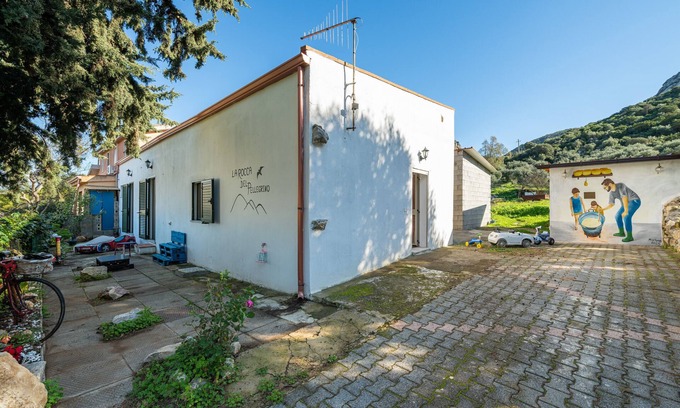 Barbusi Maison | Casa de vacaciones 'La Rocca Del Pellegrino' con vistas a la montaña, Wi-Fi y aire acondicionado