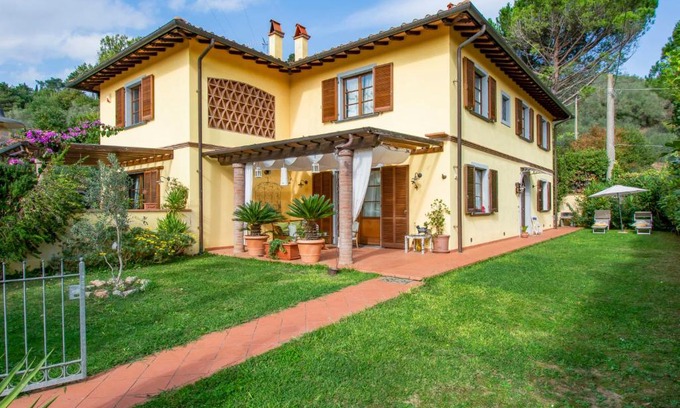 Pugnano Maison | Holiday Home La Rondine by Interhome