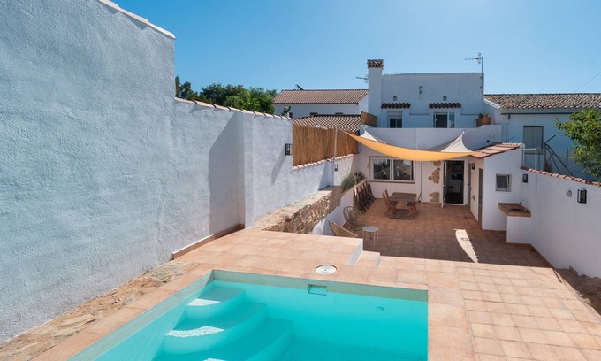 Guadalcanal Maison | Holiday Home 'La Sierra Del Viento' with Mountain View, Private Pool and Wi-Fi