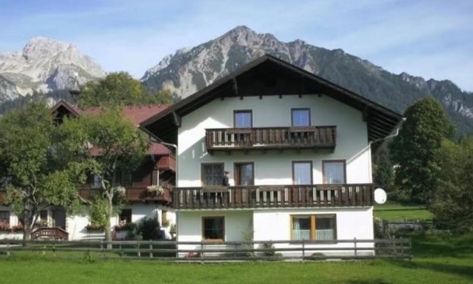 Ramsau am Dachstein Maison | Holiday Home 'Landlhof' with Mountain View, Private Terrace and Wi-Fi