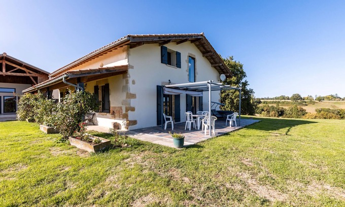 Bazas Maison | Holiday Home 'Le Basque' with Shared Pool, Private Terrace and Wi-Fi