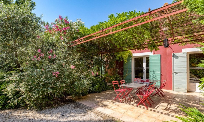 Fourques Maison | Maison de vacances 'Le Cézanne' avec piscine partagée, Wi-Fi et climatisation