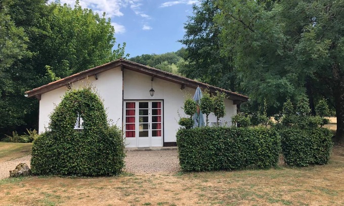 Varaignes Maison | Holiday Home 'Le Fil De L'eau' with Shared Pool, Private Terrace and Shared Garden