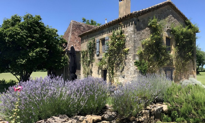 Sainte Croix de Beaumont Maison | Holiday Home 'Le Mazet' with Private Terrace, Private Garden and Wi-Fi