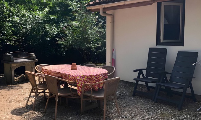 Varaignes Maison | Holiday Home 'Le Martin Pêcheur' with Shared Pool, Private Terrace and Shared Garden