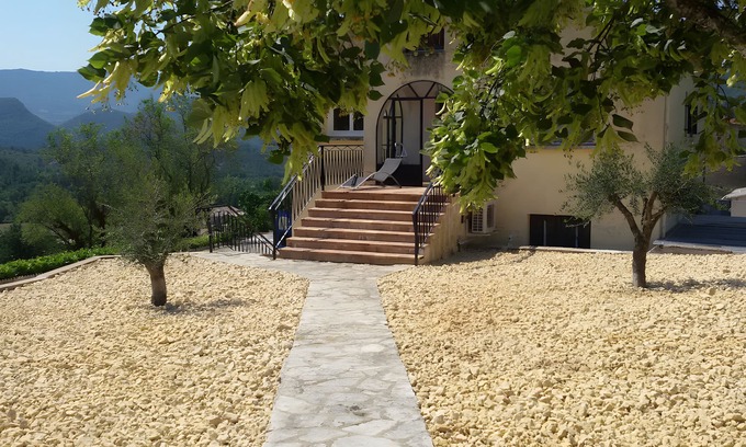 Condorcet Maison | Holiday Home 'Le Petit Tilleul' with Mountain View, Wi-Fi and Air Conditioning