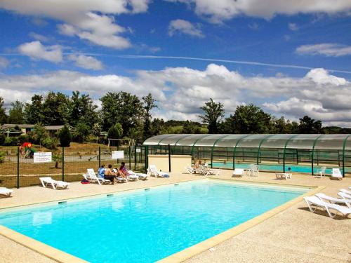 Beynat Maison | Holiday Home Les Hameaux de Miel-Chalet 6 pers- by Interhome