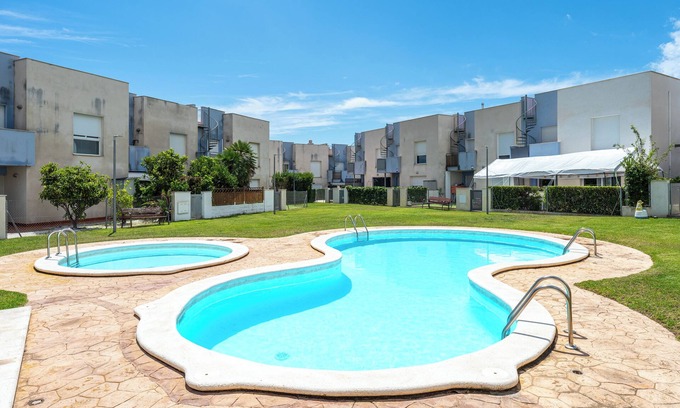 Miami Platja Maison | Holiday Home 'Mar Azul' with Shared Pool, Wi-Fi and Air Conditioning
