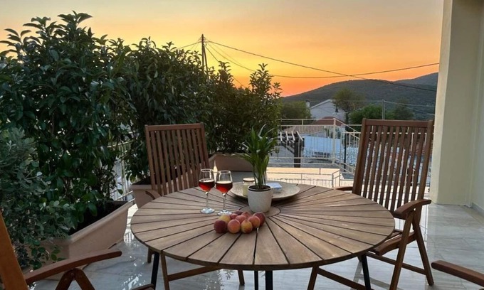 Leivathos Maison | Holiday Home 'Marble's Residence' with Mountain View, Wi-Fi and Air Conditioning