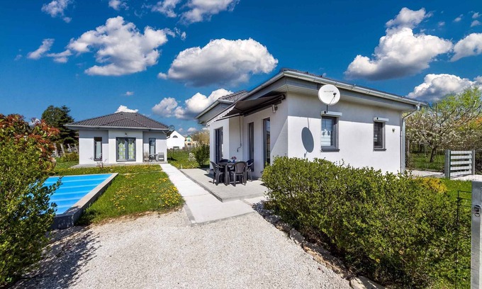 Abrahamhegy Maison | Maison de vacances meublé de façon moderne avec piscine, machine à laver et lave-vaisselle