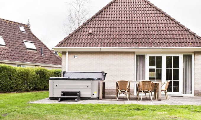 Eernewoude Maison | Holiday home on the water with sauna, outdoor spa and sloop