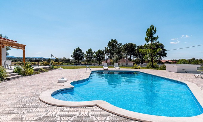 Palhais Maison | Holiday Home 'Palmela Sunset Villa' with Mountain View, Private Pool and Wi-Fi
