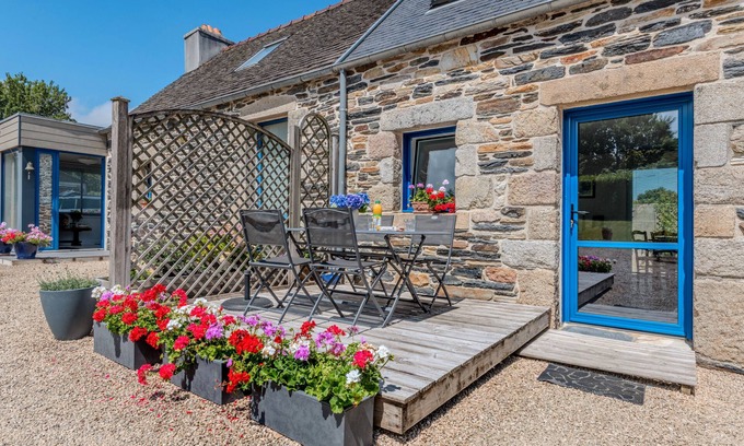 Taule Maison | Holiday Home 'Petite Maison' with Private Terrace and Shared Garden