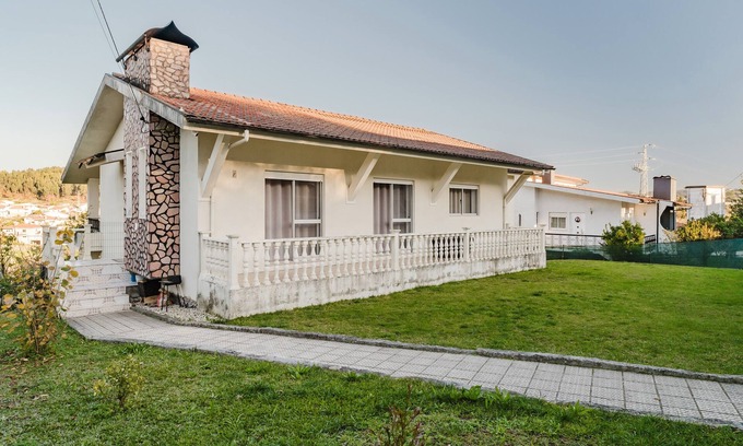 Sao Jorge de Selho Maison | Maison de vacances 'Casa Familiar' avec vue sur les montagnes, terrasse privée et Wi-Fi
