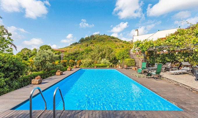 Viagrande Maison | Maison de vacances 'Queen Etna - Beautiful Pool' avec vue sur la mer, Wi-Fi et climatisation