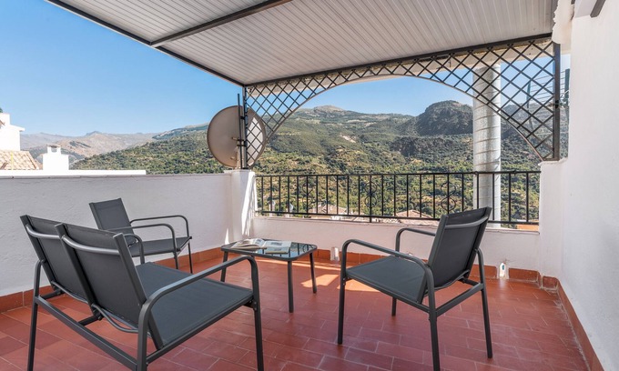 Guejar Sierra Maison | Holiday Home 'Ramirez' with Mountain View, Private Terrace and Air Conditioning