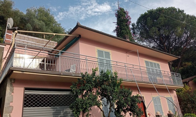 Sestri Levante Appartement | Holiday Home 'Roses House' with Mountain View, Wi-Fi and Air Conditioning
