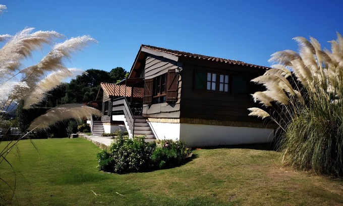 O Rosal Station Balnéaire | Holiday Home 'Rosal Lodge' with Mountain View, Shared Pool and Wi-Fi