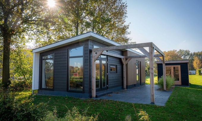 Sint Nicolaasga Maison | Holiday home surrounded by water and forest
