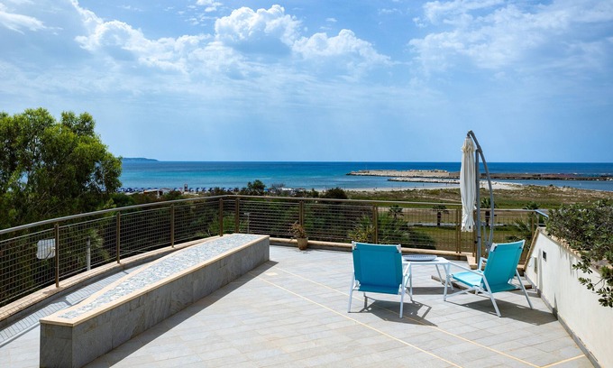 Porto Palo Maison | Holiday Home 'Sea House' with Sea View, Wi-Fi and Air Conditioning