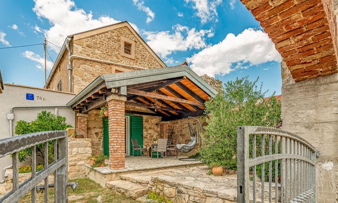 Slivnica Maison | Holiday Home Stone Wall - Villa with Jacuzzi, 5 pax