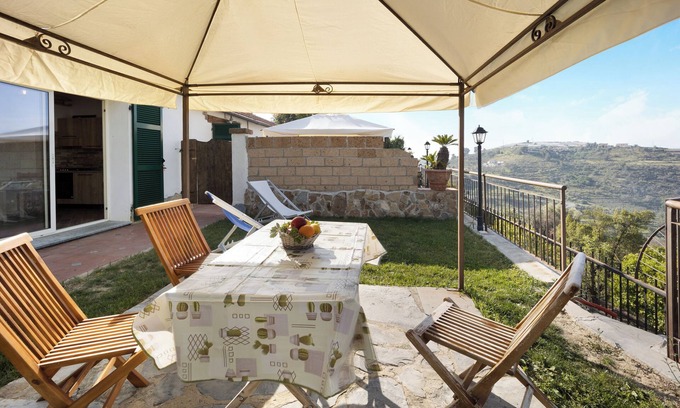 Pompeiana Maison | Maison de vacances 'Timo' avec vue sur la mer, piscine partagée et climatisation.