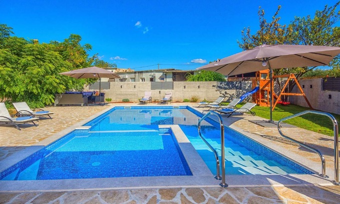 Smilcic Villa | Maison de vacances Tower avec piscine privée, sauna et quads