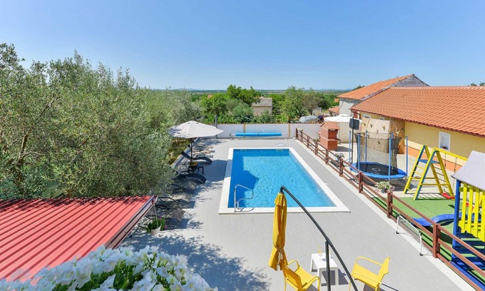 Suhovare Maison | Holiday Home Vesna with pool and children area