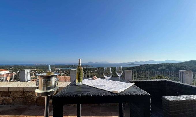 Abbiadori Maison | Maison de vacances "Villa Lu Passiu in Costa Smeralda" avec connexion Wi-Fi, climatisation, jardin et terrasse ; parking disponible